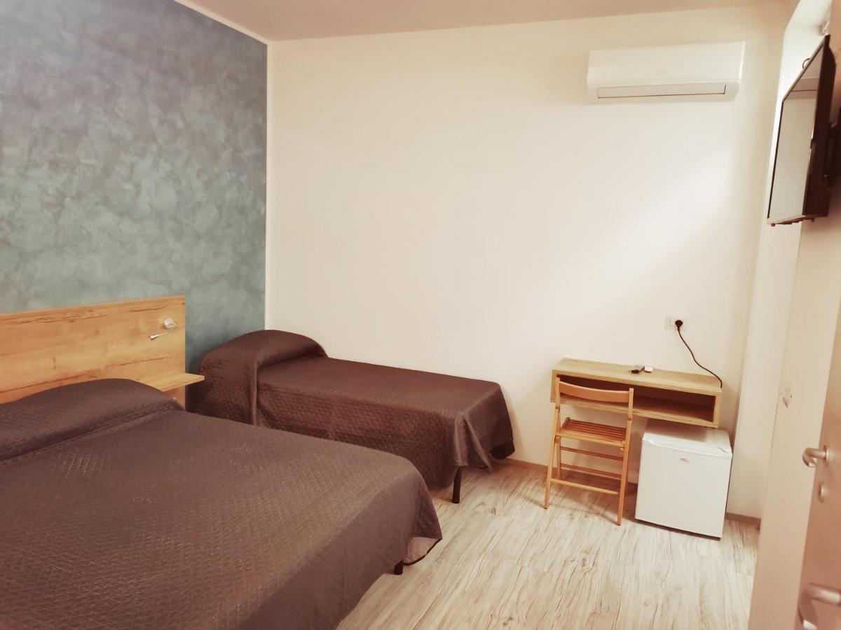 Via Alessandria Hotel Racale Værelse billede
